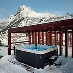 Prázdninový dům Seaview And Private Roof Terrace With Jacuzzi In Lofoten *