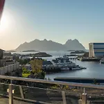 Seaview And Private Roof Terrace With Jacuzzi In Lofoten Feriehus