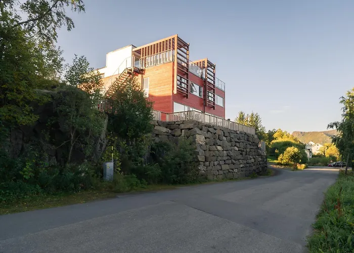 Seaview And Private Roof Terrace With Jacuzzi In Lofoten Feriehus